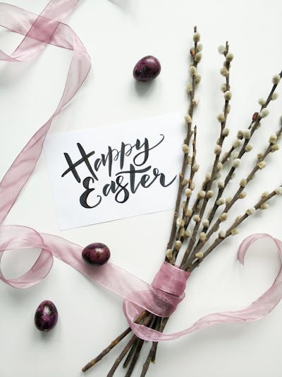 How to Create the Perfect Easter Table with Fresh Floral Arrangements