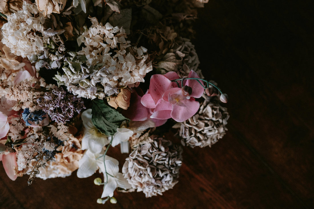Fresh or Preserved Flowers? Choosing the Perfect Base for Your Cash Bouquet