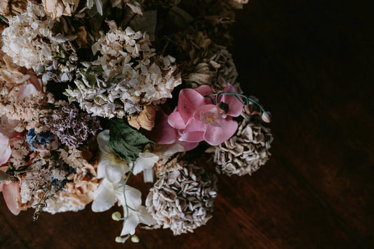 Fresh or Preserved Flowers? Choosing the Perfect Base for Your Cash Bouquet